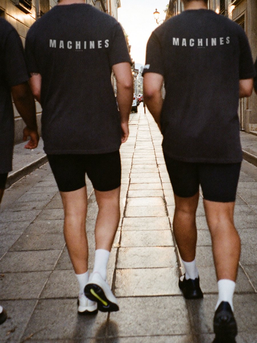 Grupo a caminhar numa rua do Porto ao fim da tarde